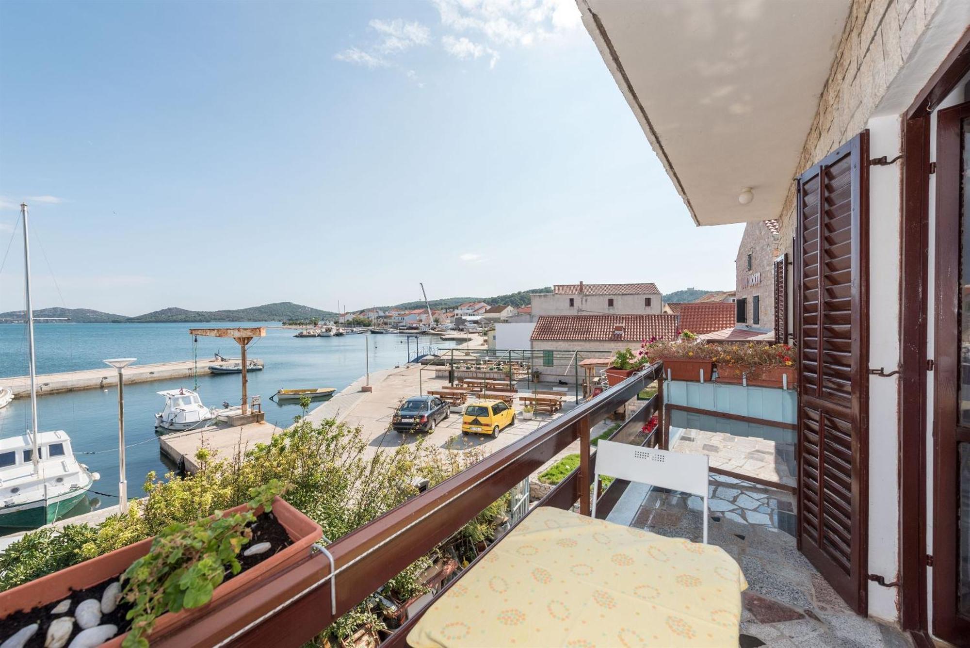 Apartments Mili - Near The Sea And The Centar Of Place 베티나 외부 사진